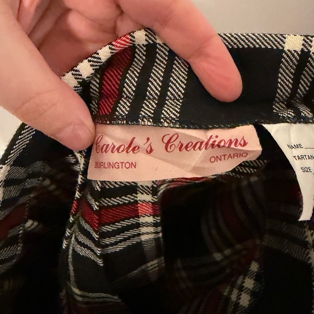 🍁 Classic Tartan Wool Pleated Skirt – Size 10 | Made in Canada - Picture 4 of 5